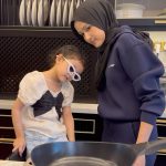 Hanis Zalikha Instagram - I loveeee a good hummus dip and we learnt how to make it the other day ☺️ Makan dengan kambing perap @pakmatwesterncafe memang lazat sangat sangat, just nice rasa hummus tu lemak masin masam dan nutty, pairing dengan kambing pastu delima tu meletop letop dalam mulut phew 😮‍💨 I would definitely make this dish again if I host a dinner party! I pun teringin you guys try kambing perap & meatball Pakmat Western. So giveaway timeee! Comment your best dinner party dish down below and I will choose three most creative! Komen menu paling best nak jamu tetamu anda di bawah sekarang 💋