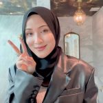 Hanis Zalikha Instagram - I tunjuk 3 warna Lipbaits baru dalam video ni, and left out 2 warna lagi. Yang left out tu warna yang sentiasa ada dalam handbag that’s why not with me time tutorial ni 🤣 Okay saya nak bagi satu set Lipbaits warna-warna baru kepada 3 lucky answers! Teka-teki di hari Sabtu: Namakan tiga Lipbaits I pakai dalam video ni, dan dua Lipbaits yang tiada. Clue boleh tengok di www.shopcakenis.com @cakenis 😘