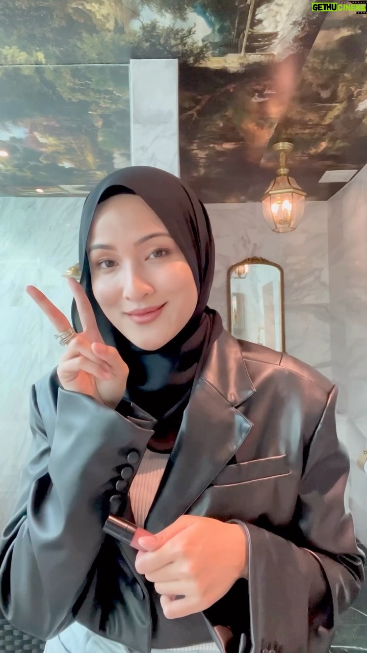 Hanis Zalikha Instagram - I tunjuk 3 warna Lipbaits baru dalam video ni, and left out 2 warna lagi. Yang left out tu warna yang sentiasa ada dalam handbag that’s why not with me time tutorial ni 🤣 Okay saya nak bagi satu set Lipbaits warna-warna baru kepada 3 lucky answers! Teka-teki di hari Sabtu: Namakan tiga Lipbaits I pakai dalam video ni, dan dua Lipbaits yang tiada. Clue boleh tengok di www.shopcakenis.com @cakenis 😘