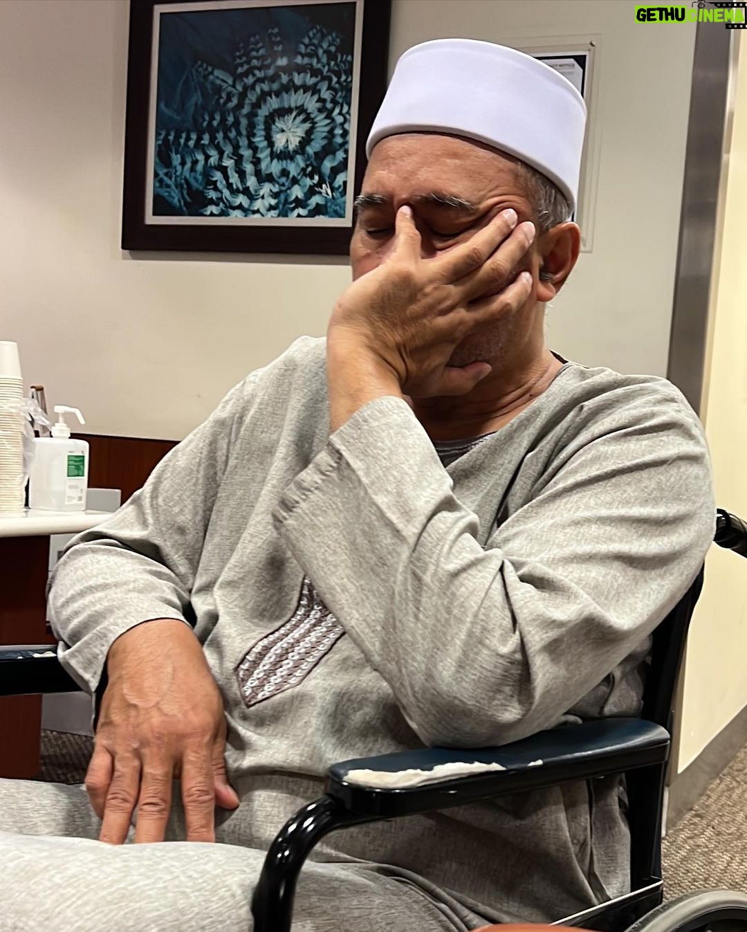 Hanis Zalikha - 168.1K Likes - Kalau anyone you know jatuh kepala terhentak, luaran memang takde apa tapi dalaman maybe boleh jadi pendarahan perlahan. Sejurus dari terjatuh, bila check X-Ray dan CT scan it will tell you nothing, semua clear saja, but 2-3weeks later could turn into your biggest nightmare when the blood has flooded a big part of your brain.
My dad realised something was wrong hampir sebulan lepas jatuh, when suddenly he couldn’t really move his right leg. Macam lagging. Sebab dia jatuh terhentak dahi kiri, bila anggota belah kanan yang terjejas, we knew it must be the brain.
I picked him up and asked about his very very recent trip to Acheh, he said “Bila Daddy pergi Acheh?”. Ya Allah this very man, is my dad, someone who was very sharp and opinionated, tiba-tiba sangat blur dan slow, jawab sepatah-sepatah.
So I spent the whole day uruskan dia, consulted two specialists and one neurosurgeon and when he is finally admitted that night to prepare him for his surgery the following day, he told the family “Daddy tadi drive sendiri datang sini”. My heart sank, I was frantic with worry — takutnya lagi lambat ni lagi banyak memori dia hilang.
The brain surgery went well atas izin Allah, thank you to everyone involved. Doktor kata kalau lewat sikit je lagi memang boleh hilang keupayaan bercakap, keupayaan bernafas dan seterusnya koma, sebab otak dah compressed terlalu banyak darah.
I jot this here as a reminder for all of us to always jangan tangguh-tangguh kalau hati dah tergerak.
Daddy masih tak ingat I bawak dia pi hospital hari tu. Nasib baik kita selfie.