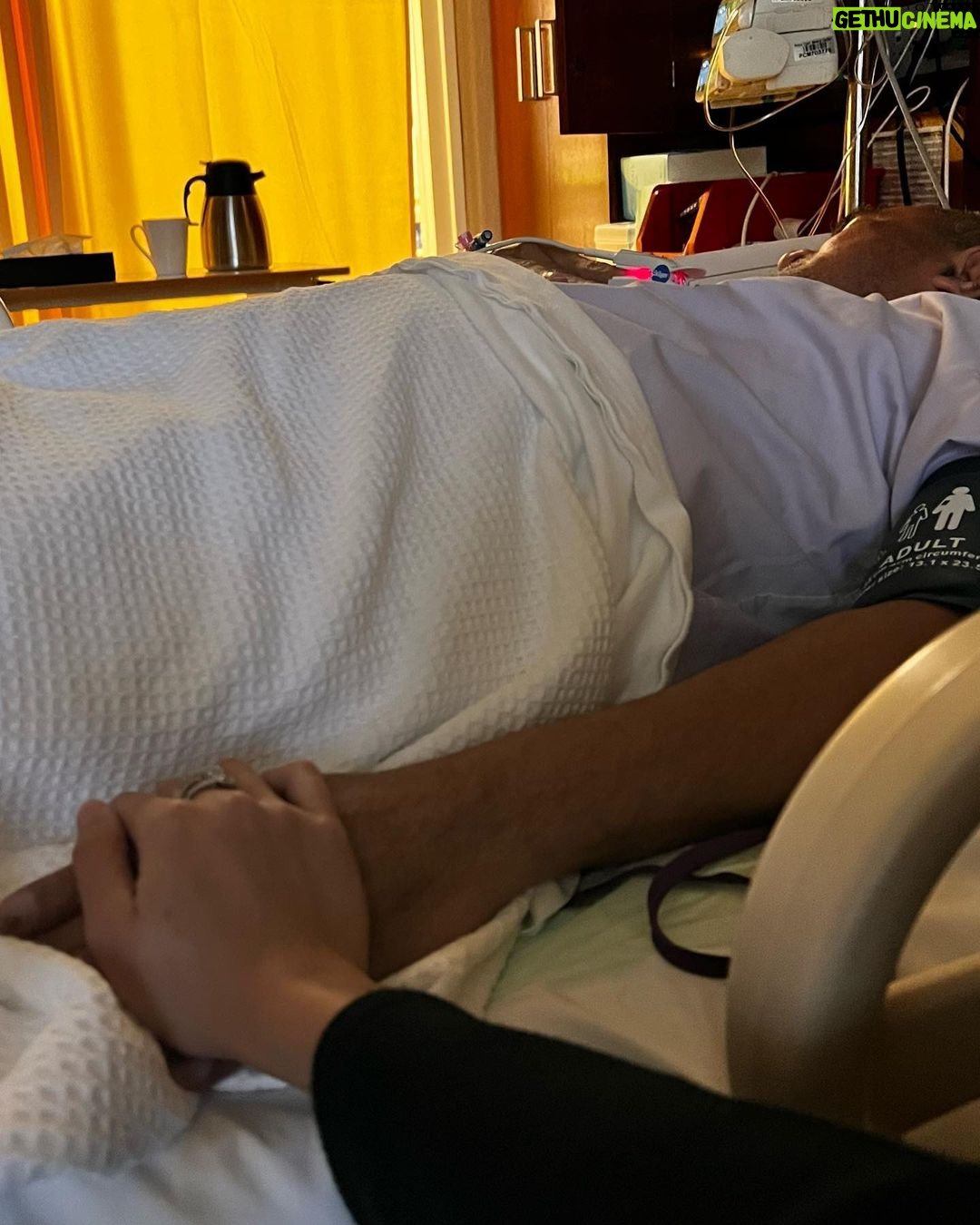 Hanis Zalikha - 168.1K Likes - Kalau anyone you know jatuh kepala terhentak, luaran memang takde apa tapi dalaman maybe boleh jadi pendarahan perlahan. Sejurus dari terjatuh, bila check X-Ray dan CT scan it will tell you nothing, semua clear saja, but 2-3weeks later could turn into your biggest nightmare when the blood has flooded a big part of your brain.
My dad realised something was wrong hampir sebulan lepas jatuh, when suddenly he couldn’t really move his right leg. Macam lagging. Sebab dia jatuh terhentak dahi kiri, bila anggota belah kanan yang terjejas, we knew it must be the brain.
I picked him up and asked about his very very recent trip to Acheh, he said “Bila Daddy pergi Acheh?”. Ya Allah this very man, is my dad, someone who was very sharp and opinionated, tiba-tiba sangat blur dan slow, jawab sepatah-sepatah.
So I spent the whole day uruskan dia, consulted two specialists and one neurosurgeon and when he is finally admitted that night to prepare him for his surgery the following day, he told the family “Daddy tadi drive sendiri datang sini”. My heart sank, I was frantic with worry — takutnya lagi lambat ni lagi banyak memori dia hilang.
The brain surgery went well atas izin Allah, thank you to everyone involved. Doktor kata kalau lewat sikit je lagi memang boleh hilang keupayaan bercakap, keupayaan bernafas dan seterusnya koma, sebab otak dah compressed terlalu banyak darah.
I jot this here as a reminder for all of us to always jangan tangguh-tangguh kalau hati dah tergerak.
Daddy masih tak ingat I bawak dia pi hospital hari tu. Nasib baik kita selfie.