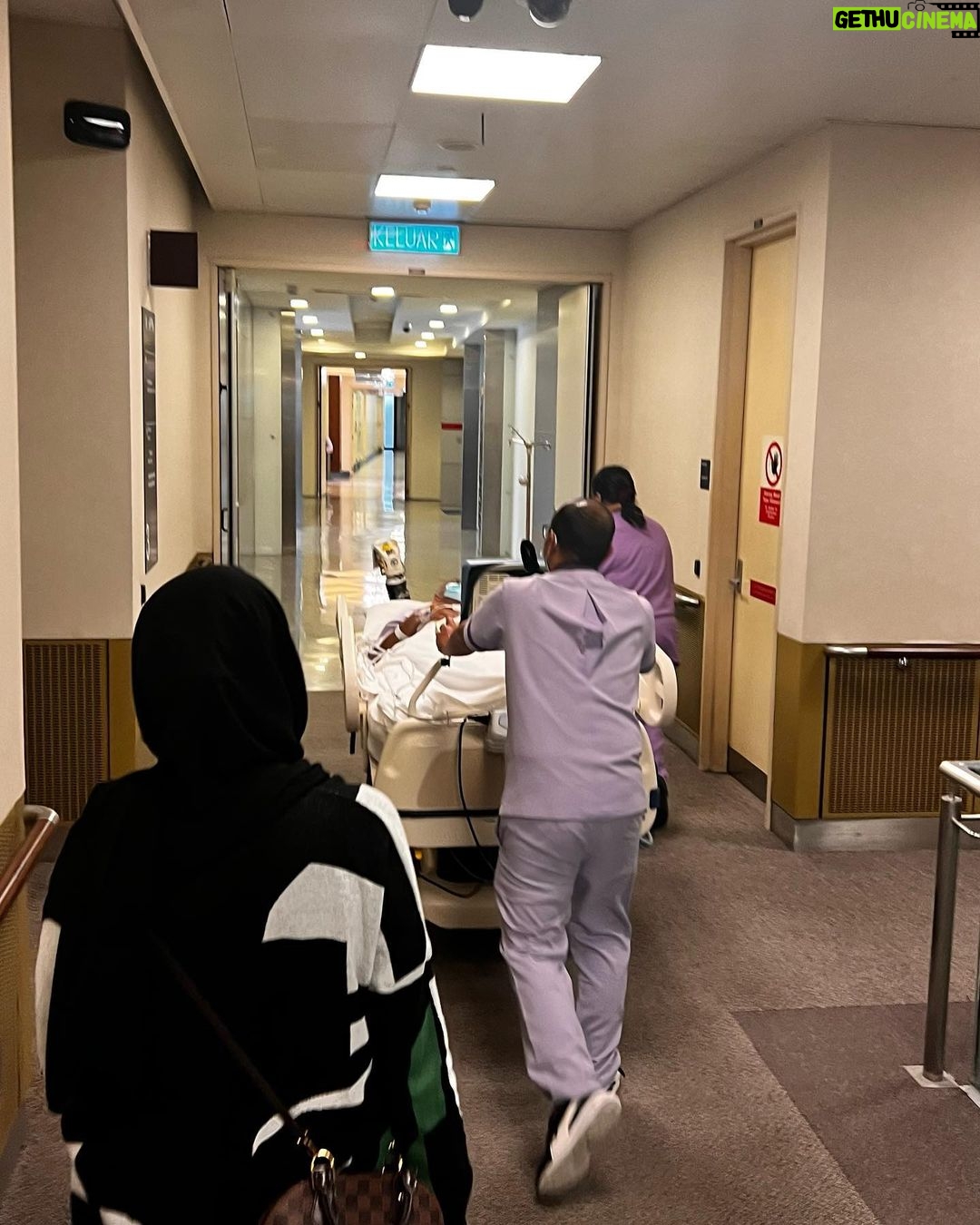 Hanis Zalikha - 168.1K Likes - Kalau anyone you know jatuh kepala terhentak, luaran memang takde apa tapi dalaman maybe boleh jadi pendarahan perlahan. Sejurus dari terjatuh, bila check X-Ray dan CT scan it will tell you nothing, semua clear saja, but 2-3weeks later could turn into your biggest nightmare when the blood has flooded a big part of your brain.
My dad realised something was wrong hampir sebulan lepas jatuh, when suddenly he couldn’t really move his right leg. Macam lagging. Sebab dia jatuh terhentak dahi kiri, bila anggota belah kanan yang terjejas, we knew it must be the brain.
I picked him up and asked about his very very recent trip to Acheh, he said “Bila Daddy pergi Acheh?”. Ya Allah this very man, is my dad, someone who was very sharp and opinionated, tiba-tiba sangat blur dan slow, jawab sepatah-sepatah.
So I spent the whole day uruskan dia, consulted two specialists and one neurosurgeon and when he is finally admitted that night to prepare him for his surgery the following day, he told the family “Daddy tadi drive sendiri datang sini”. My heart sank, I was frantic with worry — takutnya lagi lambat ni lagi banyak memori dia hilang.
The brain surgery went well atas izin Allah, thank you to everyone involved. Doktor kata kalau lewat sikit je lagi memang boleh hilang keupayaan bercakap, keupayaan bernafas dan seterusnya koma, sebab otak dah compressed terlalu banyak darah.
I jot this here as a reminder for all of us to always jangan tangguh-tangguh kalau hati dah tergerak.
Daddy masih tak ingat I bawak dia pi hospital hari tu. Nasib baik kita selfie.
