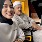 Hanis Zalikha Instagram - Kalau anyone you know jatuh kepala terhentak, luaran memang takde apa tapi dalaman maybe boleh jadi pendarahan perlahan. Sejurus dari terjatuh, bila check X-Ray dan CT scan it will tell you nothing, semua clear saja, but 2-3weeks later could turn into your biggest nightmare when the blood has flooded a big part of your brain. My dad realised something was wrong hampir sebulan lepas jatuh, when suddenly he couldn’t really move his right leg. Macam lagging. Sebab dia jatuh terhentak dahi kiri, bila anggota belah kanan yang terjejas, we knew it must be the brain. I picked him up and asked about his very very recent trip to Acheh, he said “Bila Daddy pergi Acheh?”. Ya Allah this very man, is my dad, someone who was very sharp and opinionated, tiba-tiba sangat blur dan slow, jawab sepatah-sepatah. So I spent the whole day uruskan dia, consulted two specialists and one neurosurgeon and when he is finally admitted that night to prepare him for his surgery the following day, he told the family “Daddy tadi drive sendiri datang sini”. My heart sank, I was frantic with worry — takutnya lagi lambat ni lagi banyak memori dia hilang. The brain surgery went well atas izin Allah, thank you to everyone involved. Doktor kata kalau lewat sikit je lagi memang boleh hilang keupayaan bercakap, keupayaan bernafas dan seterusnya koma, sebab otak dah compressed terlalu banyak darah. I jot this here as a reminder for all of us to always jangan tangguh-tangguh kalau hati dah tergerak. Daddy masih tak ingat I bawak dia pi hospital hari tu. Nasib baik kita selfie.