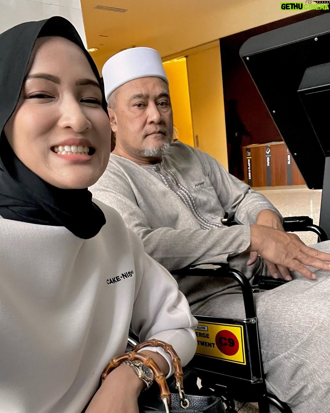 Hanis Zalikha - 168.1K Likes - Kalau anyone you know jatuh kepala terhentak, luaran memang takde apa tapi dalaman maybe boleh jadi pendarahan perlahan. Sejurus dari terjatuh, bila check X-Ray dan CT scan it will tell you nothing, semua clear saja, but 2-3weeks later could turn into your biggest nightmare when the blood has flooded a big part of your brain.
My dad realised something was wrong hampir sebulan lepas jatuh, when suddenly he couldn’t really move his right leg. Macam lagging. Sebab dia jatuh terhentak dahi kiri, bila anggota belah kanan yang terjejas, we knew it must be the brain.
I picked him up and asked about his very very recent trip to Acheh, he said “Bila Daddy pergi Acheh?”. Ya Allah this very man, is my dad, someone who was very sharp and opinionated, tiba-tiba sangat blur dan slow, jawab sepatah-sepatah.
So I spent the whole day uruskan dia, consulted two specialists and one neurosurgeon and when he is finally admitted that night to prepare him for his surgery the following day, he told the family “Daddy tadi drive sendiri datang sini”. My heart sank, I was frantic with worry — takutnya lagi lambat ni lagi banyak memori dia hilang.
The brain surgery went well atas izin Allah, thank you to everyone involved. Doktor kata kalau lewat sikit je lagi memang boleh hilang keupayaan bercakap, keupayaan bernafas dan seterusnya koma, sebab otak dah compressed terlalu banyak darah.
I jot this here as a reminder for all of us to always jangan tangguh-tangguh kalau hati dah tergerak.
Daddy masih tak ingat I bawak dia pi hospital hari tu. Nasib baik kita selfie.