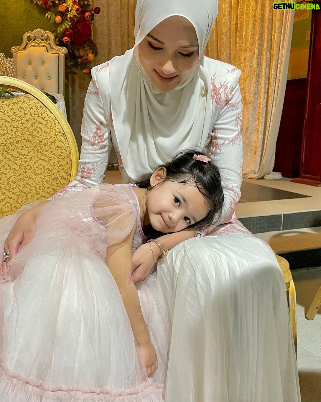 Hanis Zalikha - 163.4K Likes - 💓