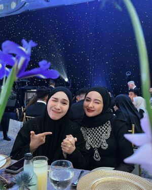 Hannah Delisha Instagram - A beautiful bulan dan bintang night. Love and blessing always to both of you @meripergibulat 🌕✨

Dressed in @rizmanruzaini 

#manjegotmeried