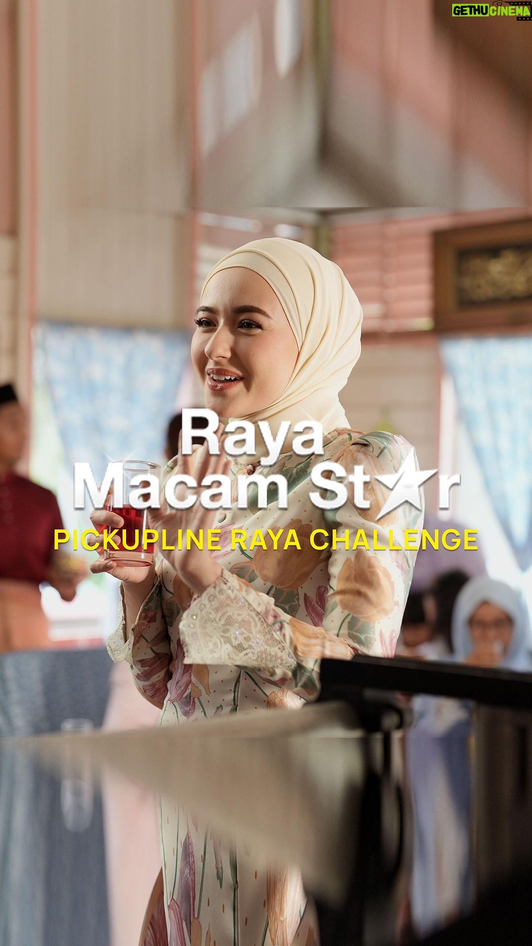Hannah Delisha Instagram - Elehhh, @shukriyahaya ingat pickupline raya dia ni power sangat ke? Hannah rasa korang punya lagi best π Cepat, @bulanbintanghq nak belanja duit raya RM500 untuk pickupline raya paling best ni. Follow je steps kat bawah ni ππ» 1. Komen pickupline raya terbaik korang & tag 3 orang kawan 2. Follow IG @bulanbintanghq & @bulanbintangsisters 3. Repost posting ni dekat IG Story korang & tag @bulanbintanghq & @bulanbintangsisters Pickupline raya challenge ni akan tamat pada 13 April 2023. Tak sabar Hannah nak pilih! Goodluck semua!