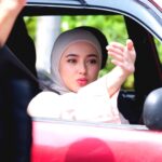 Hannah Delisha Instagram - Bukan watak supergirl je kena bawak, Hannah kena jadi lawyer pulak dalam TVC Raya Macam Star ni. Amboi @bulanbintanghq ni 🤭 Nanti kita tengok full video hari Sabtu ni, 8 April pukul 8 malam di YouTube Bulan Bintang HQ tau ✨