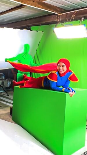 Hannah Delisha Instagram - Sepanjang Hannah berlakon selama ni, pertama kali Hannah bawak “character” ni 🤣 

Anything for @bulanbintanghq punya TVC! Buat hal betul diorang ni 😭

Hopefully you guys enjoy the TVC as much as I do! Sabtu, 8 April 2023 pukul 8 malam di Youtube Bulan Bintang HQ 💫