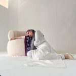 Hannah Delisha Instagram - some bts photoshoot for @sigadistya raya collection (out now)😘 i’m wearing the classic white CÍANA caftan from @deliciaofficielle, flowy, comfortable and lightweight, perfect for ramadan🤍