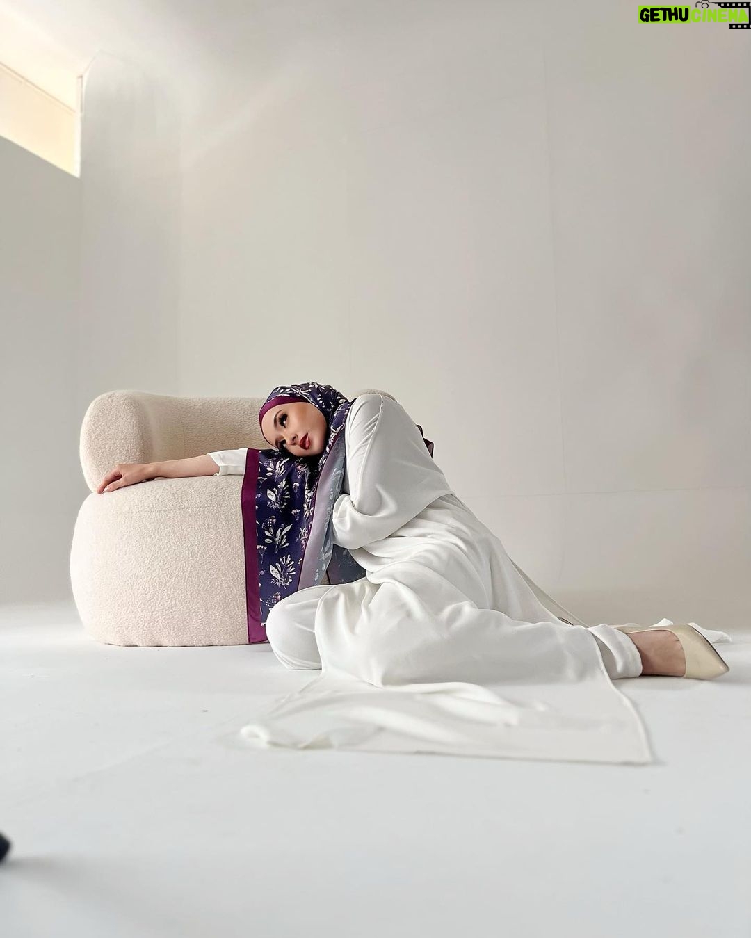 Hannah Delisha Instagram - some bts photoshoot for @sigadistya raya collection (out now)š iām wearing the classic white CĆANA caftan from @deliciaofficielle, flowy, comfortable and lightweight, perfect for ramadanš¤