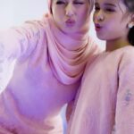 Hannah Delisha Instagram - Tema pink untuk satu family tahun ni pun okay jugak kan? Hannah pakai Collection Amelia dari @bulanbintangsisters @bulanbintanghq ✨