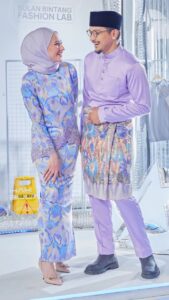 Hannah Delisha Instagram - Korang sedondon warna apa tahun ni? Hannah & Shuk suka warna purple tu 😬 @bulanbintanghq