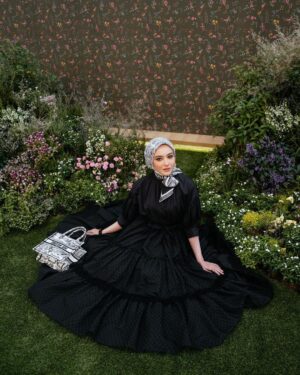Hannah Delisha Instagram - How can I not fall in love with this gorgeous garden?🌷

Come experience yourself and be enchanted with Dior Spring Summer Collection 2023 Collection in Pavillion KL from now on till 19 Mar 2023🖤

#Dior @Dior #DiorSS23

Hijab Stylist @natasha.nfn 
MUA @sentuhanayukirana