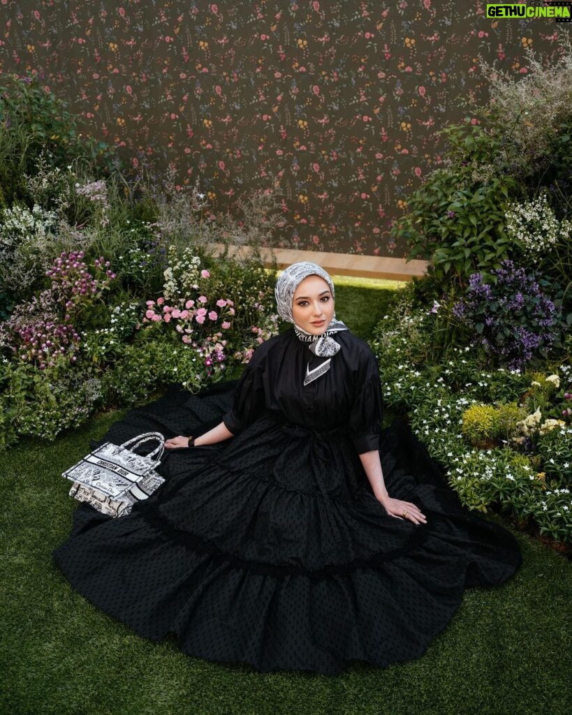 Hannah Delisha Instagram - How can I not fall in love with this gorgeous garden?🌷 Come experience yourself and be enchanted with Dior Spring Summer Collection 2023 Collection in Pavillion KL from now on till 19 Mar 2023🖤 #Dior @Dior #DiorSS23 Hijab Stylist @natasha.nfn MUA @sentuhanayukirana