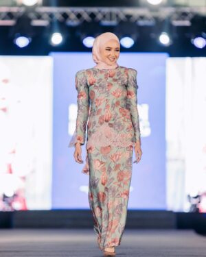 Hannah Delisha Instagram - A night with @bulanbintangsisters to remember 💜

Proud to walk on the stage and carrying the title as ambassador. Beautiful pieces of collection are waiting ahead sisters 😉