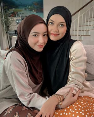 Hannah Delisha Instagram - Aleya & Umairah 💗

On set. #AndaiItuTakdirnya