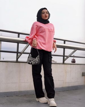 Hannah Delisha Instagram - New year, new colours up for Puffy Oversized Sweatshirt!
I’m wearing Barbie Pink💗
Available now at @deliciaofficielle

#pUFFyoversizedsweatshirt