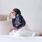 Hannah Delisha Instagram - some bts photoshoot for @sigadistya raya collection (out now)😘 i’m wearing the classic white CÍANA caftan from @deliciaofficielle, flowy, comfortable and lightweight, perfect for ramadan🤍