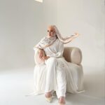 Hannah Delisha Instagram - some bts photoshoot for @sigadistya raya collection (out now)😘 i’m wearing the classic white CÍANA caftan from @deliciaofficielle, flowy, comfortable and lightweight, perfect for ramadan🤍