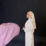 Hannah Delisha Instagram - some bts photoshoot for @sigadistya raya collection (out now)😘 i’m wearing the classic white CÍANA caftan from @deliciaofficielle, flowy, comfortable and lightweight, perfect for ramadan🤍