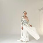 Hannah Delisha Instagram - some bts photoshoot for @sigadistya raya collection (out now)😘 i’m wearing the classic white CÍANA caftan from @deliciaofficielle, flowy, comfortable and lightweight, perfect for ramadan🤍