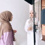 Hannah Delisha Instagram - some bts photoshoot for @sigadistya raya collection (out now)😘 i’m wearing the classic white CÍANA caftan from @deliciaofficielle, flowy, comfortable and lightweight, perfect for ramadan🤍