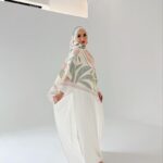 Hannah Delisha Instagram - some bts photoshoot for @sigadistya raya collection (out now)😘 i’m wearing the classic white CÍANA caftan from @deliciaofficielle, flowy, comfortable and lightweight, perfect for ramadan🤍