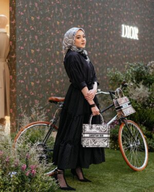 Hannah Delisha Instagram - How can I not fall in love with this gorgeous garden?🌷

Come experience yourself and be enchanted with Dior Spring Summer Collection 2023 Collection in Pavillion KL from now on till 19 Mar 2023🖤

#Dior @Dior #DiorSS23

Hijab Stylist @natasha.nfn 
MUA @sentuhanayukirana