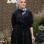 Hannah Delisha Instagram - How can I not fall in love with this gorgeous garden?🌷 Come experience yourself and be enchanted with Dior Spring Summer Collection 2023 Collection in Pavillion KL from now on till 19 Mar 2023🖤 #Dior @Dior #DiorSS23 Hijab Stylist @natasha.nfn MUA @sentuhanayukirana