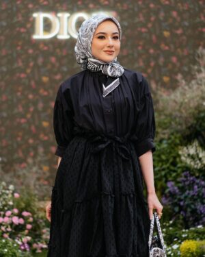 Hannah Delisha Instagram - How can I not fall in love with this gorgeous garden?🌷

Come experience yourself and be enchanted with Dior Spring Summer Collection 2023 Collection in Pavillion KL from now on till 19 Mar 2023🖤

#Dior @Dior #DiorSS23

Hijab Stylist @natasha.nfn 
MUA @sentuhanayukirana