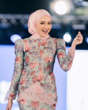Hannah Delisha Instagram - A night with @bulanbintangsisters to remember 💜

Proud to walk on the stage and carrying the title as ambassador. Beautiful pieces of collection are waiting ahead sisters 😉