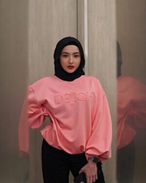 Hannah Delisha Instagram - New year, new colours up for Puffy Oversized Sweatshirt!
I’m wearing Barbie Pink💗
Available now at @deliciaofficielle

#pUFFyoversizedsweatshirt