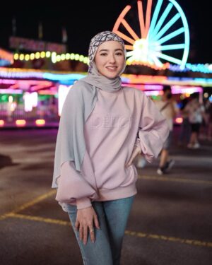 Hannah Delisha Instagram - a puffy-ness affair this sweatshirt season. 

Soft and smooth to the touch, I’m wearing the NEW Puffy Oversized Sweatshirt by @deliciaofficielle

Get yours Now!😘

📷: Mr Hungry go-Where @momembe.co
