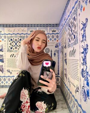 Hannah Delisha Instagram - how to 🤳