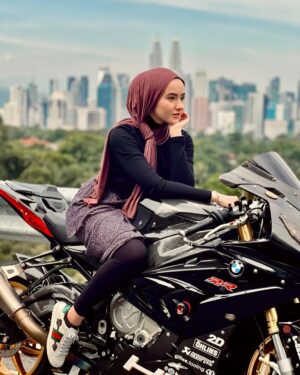 Hannah Delisha Instagram - vroom vroom🏍