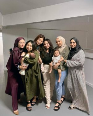 Hannah Delisha Instagram - Finally get to meet my babygirls after 2 yrs++!! Missed them so much. 2/6 are now mommies! How time flies🤍🤍

Lama tak post, are you all still in raya mood? 😘

#babygirls
#dunmanites
