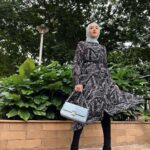Hannah Delisha Instagram - My Iftar look for today! Matching this beautiful dress with this cute Bradshaw bag. Both from @michaelkors. 💙🖤 #michaelkors #valiram 📷: @momembe.co