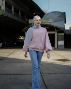 Hannah Delisha Instagram - a puffy-ness affair this sweatshirt season. Soft and smooth to the touch, I’m wearing the NEW Puffy Oversized Sweatshirt by @deliciaofficielle Get yours Now!😘 📷: Mr Hungry go-Where @momembe.co