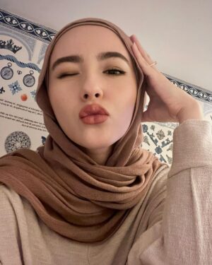 Hannah Delisha Instagram - how to 🤳