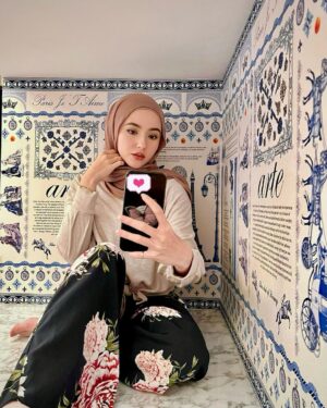 Hannah Delisha Instagram - how to 🤳