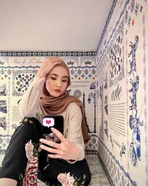 Hannah Delisha Instagram - how to 🤳