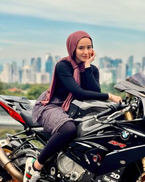 Hannah Delisha Instagram - vroom vroom🏍