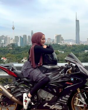 Hannah Delisha Instagram - vroom vroom🏍
