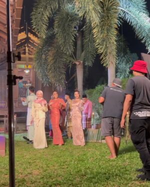 Hannah Delisha Instagram - Raya Terbaik MV look and some bts.✨
Been a pleasure to collab with two talented ladies.🤍 @sophialiana @dayangsayangkamu 

@universalmusic_my 

P.S. photo was taken at 4.36am, baru bangun tidur🥲

#rayaterbaik