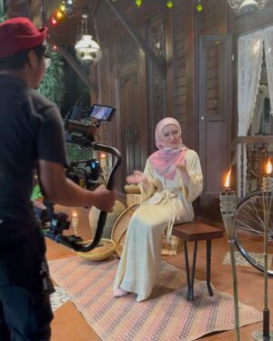 Hannah Delisha Instagram - Raya Terbaik MV look and some bts.✨
Been a pleasure to collab with two talented ladies.🤍 @sophialiana @dayangsayangkamu 

@universalmusic_my 

P.S. photo was taken at 4.36am, baru bangun tidur🥲

#rayaterbaik