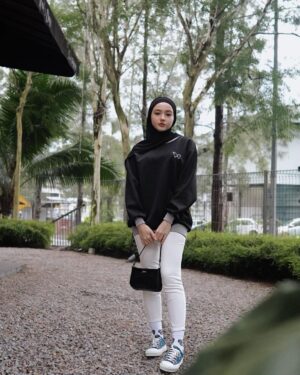 Hannah Delisha Instagram - everyday is sweatshirt season🖤