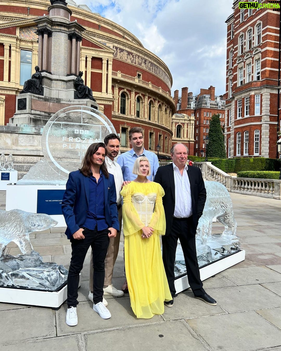 Hans Zimmer Instagram - An unforgettable night bringing the sounds of #FrozenPlanet2 to Royal Albert Hall with @AuroraMusic and the whole team. Our work with Sir David Attenborough and the @BBC Natural History Unit is the most important work any of us have ever done. It’s not fiction— it is the truth. The truth that shows us how much we love this planet that we share and are inextricably interlinked with all fellow creatures. And how, like all profound love stories, we need to be mindful and care greatly if we are not to lose everything. 🌎🌍🌏