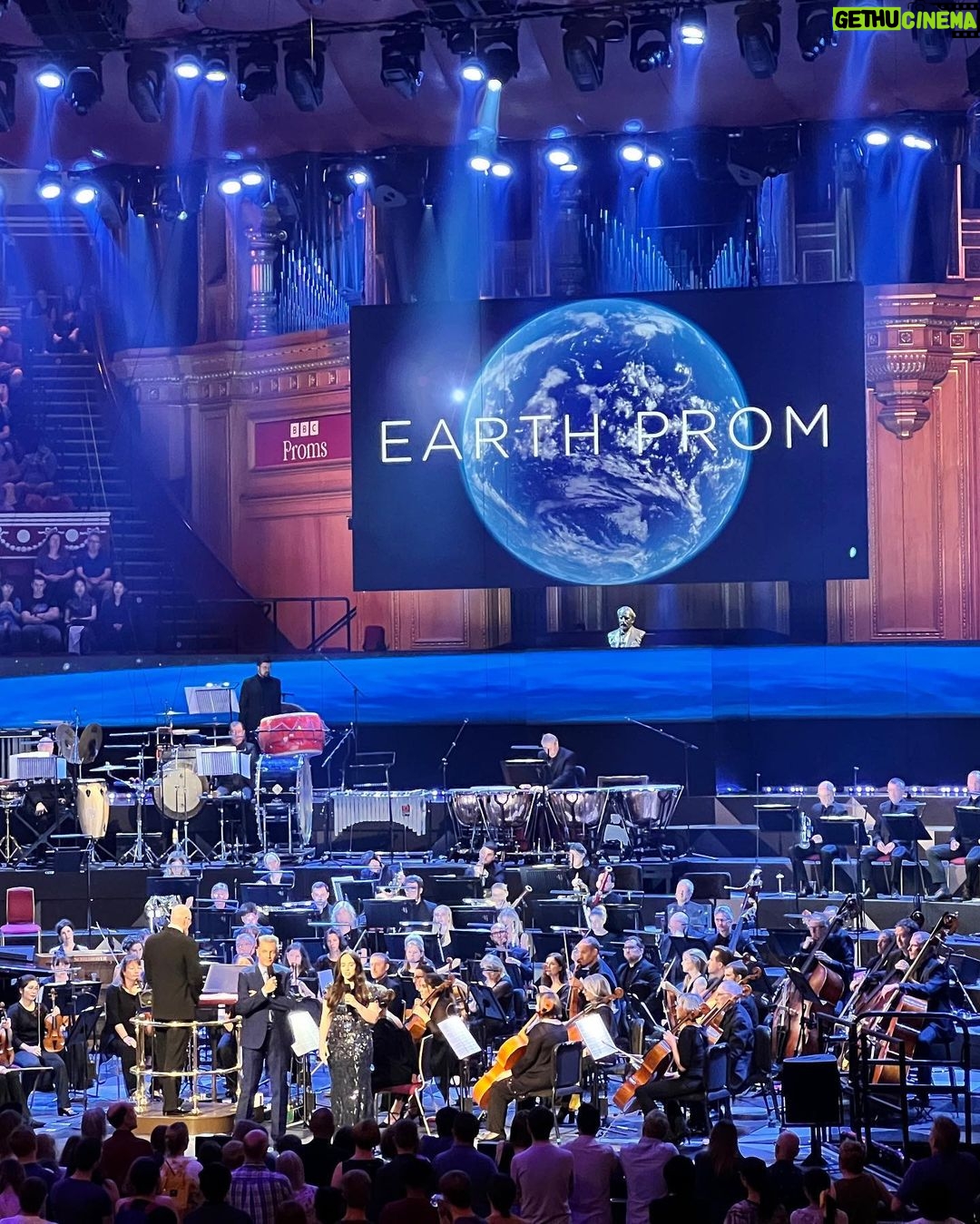 Hans Zimmer Instagram - An unforgettable night bringing the sounds of #FrozenPlanet2 to Royal Albert Hall with @AuroraMusic and the whole team. Our work with Sir David Attenborough and the @BBC Natural History Unit is the most important work any of us have ever done. It’s not fiction— it is the truth. The truth that shows us how much we love this planet that we share and are inextricably interlinked with all fellow creatures. And how, like all profound love stories, we need to be mindful and care greatly if we are not to lose everything. 🌎🌍🌏