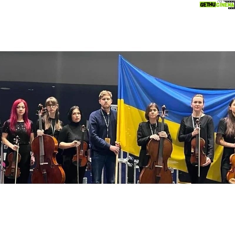 Hans Zimmer Instagram - We are incredibly grateful to be back on the #HansZimmerLive tour. Last night we performed in front of 8,000 people, all smiling behind their masks. π It's especially meaningful to play alongside 9 of our Ukrainian musicians who we managed to get out of Odessa for this tour (you can see a few of them in the photos). Right now we are living history as it's being made. On stage it's incredibly emotional, joyous and full of love β which is what art is supposed to be. Our drummer @AichaDrums described the experience of being back together like this beautifully. And my gosh, these musicians are playing with a ferocious passion, making music that re-connects us all. #StandWithUkraine πΊπ¦